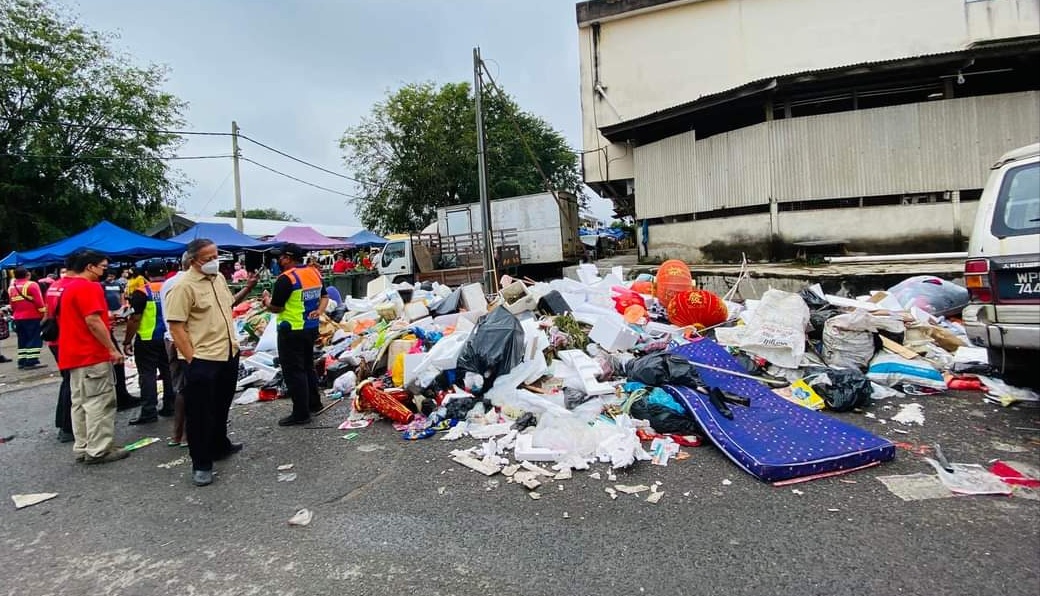 东：文德甲宝林园巴刹大路旁垃圾堆积如山，引发臭味并影响到环境卫生和整洁，引起附近居民不满。