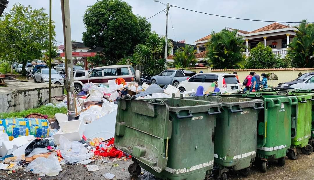东：文德甲宝林园巴刹大路旁垃圾堆积如山，引发臭味并影响到环境卫生和整洁，引起附近居民不满。
