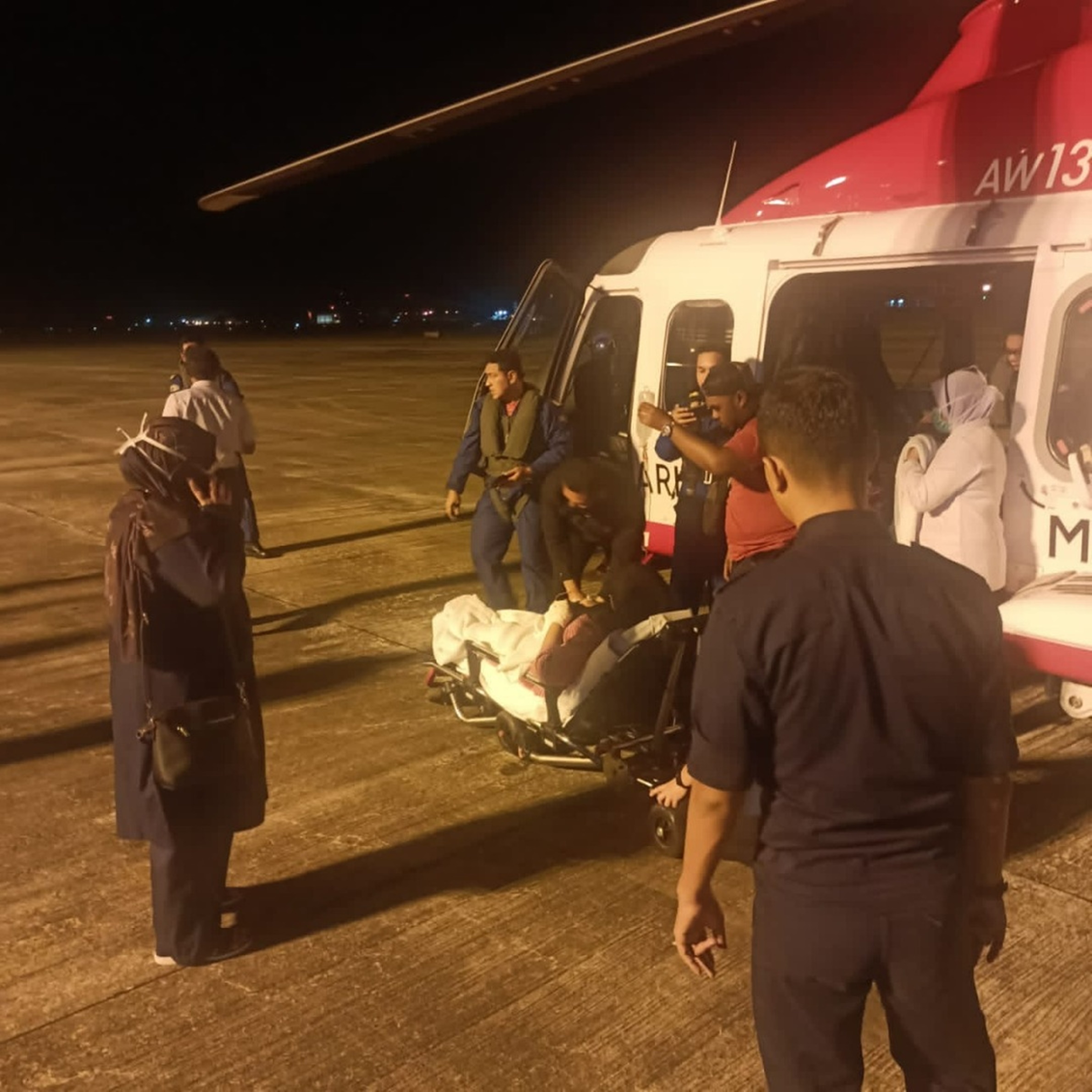 东：海事执法机构出动直升机助运送刁曼岛孕妇到关丹紧急治疗。