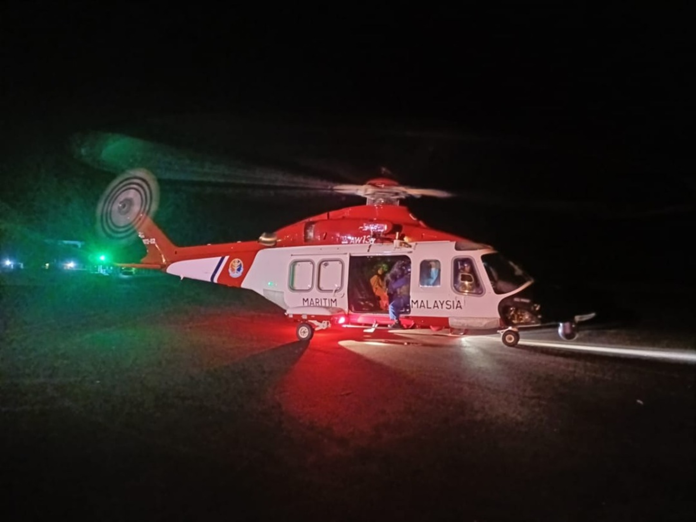 东：海事执法机构出动直升机助运送刁曼岛孕妇到关丹紧急治疗。