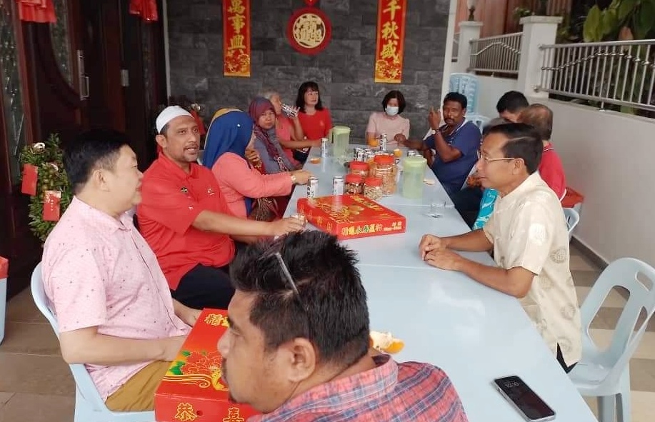 东：配合农历新年的到来，彭亨州行政议员拿督赛依布拉欣，日前到访了吉道新村，并与当地华裔村民会面进行交流。