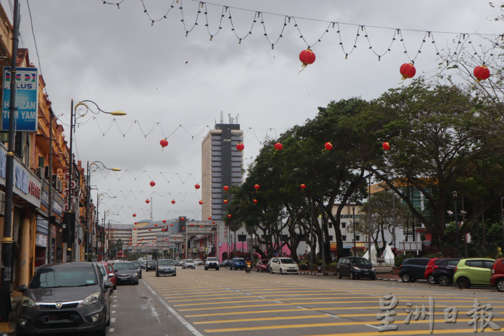 马哥打街红灯笼庆新春，商家称赞有佳节气氛。