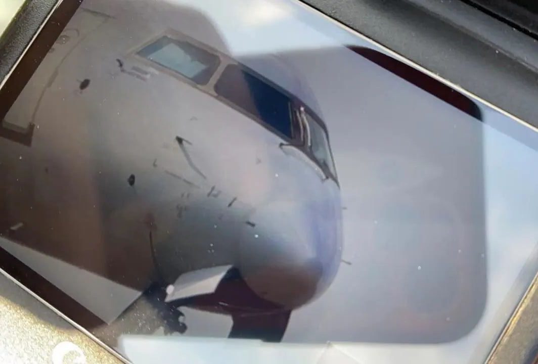 中国华夏航空驾驶舱挡风玻璃疑破裂  网传遭鸟击官方指无确切证据