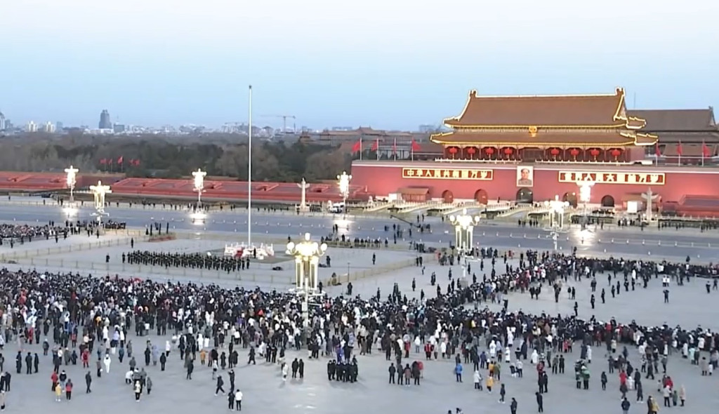 中国多地民众聚集迎接新年
