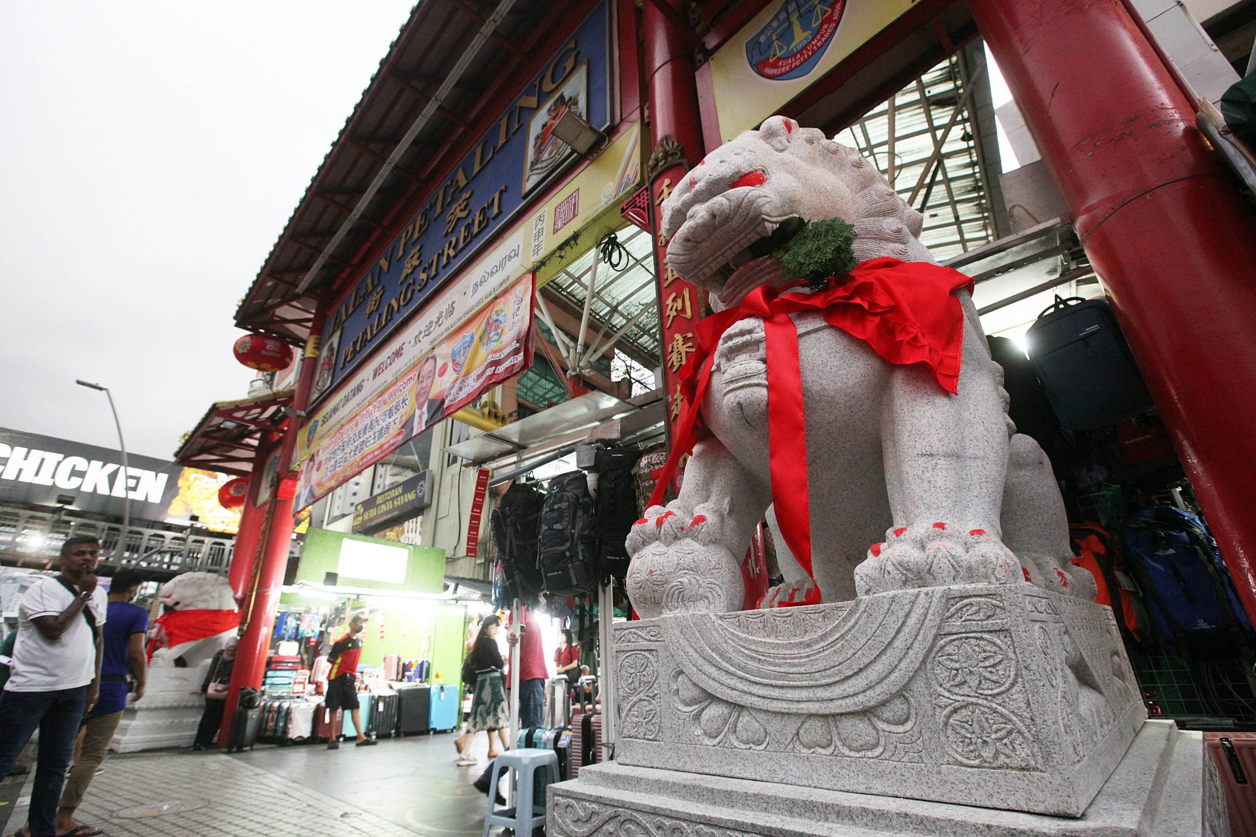 中国赠大马石雕瑞狮  坐镇茨厂街添祥瑞