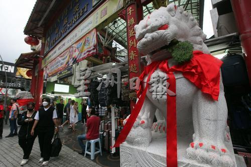 中国赠大马石雕瑞狮  坐镇茨厂街添祥瑞