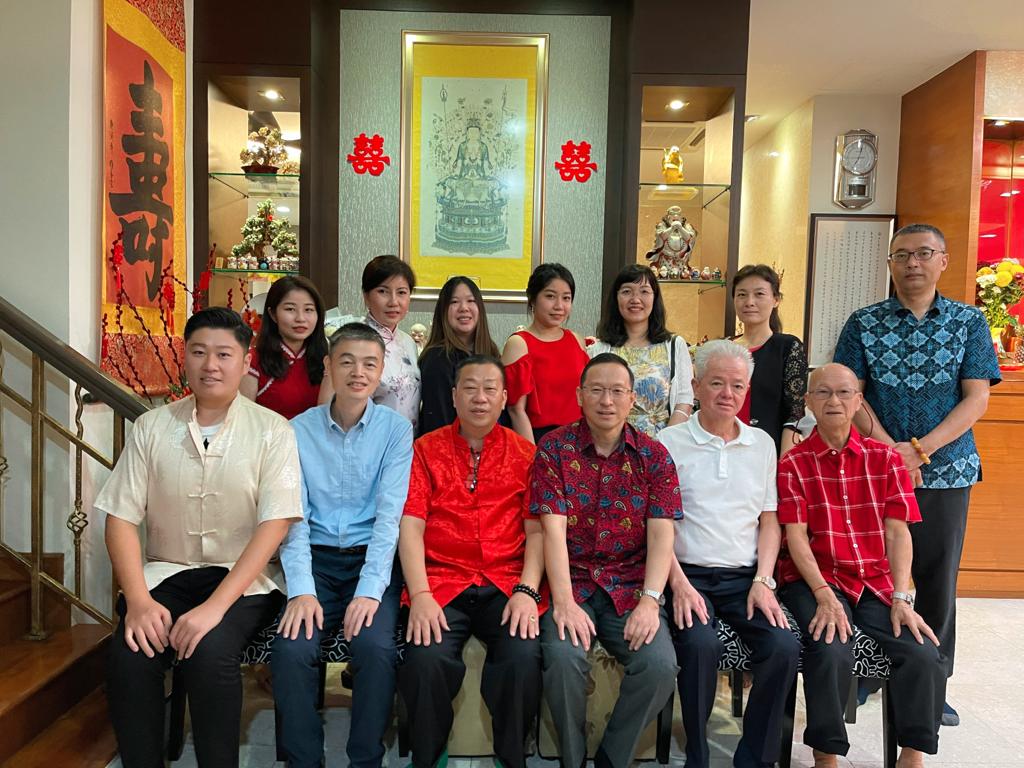 中国驻马大使馆唐锐携同使馆人员向马来西亚社团领导拜年。