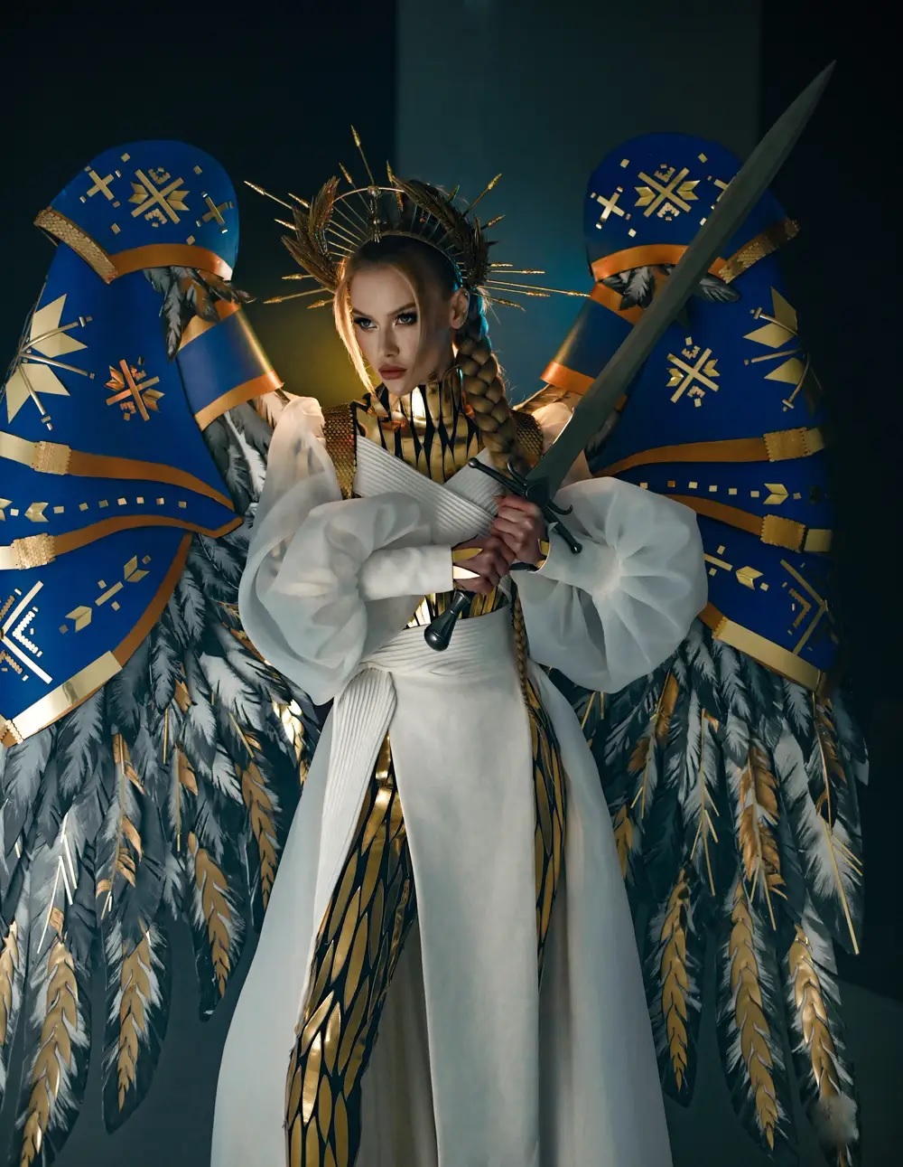 乌克兰“战斗天使”角逐环球小姐　挥剑杀敌百万人围观