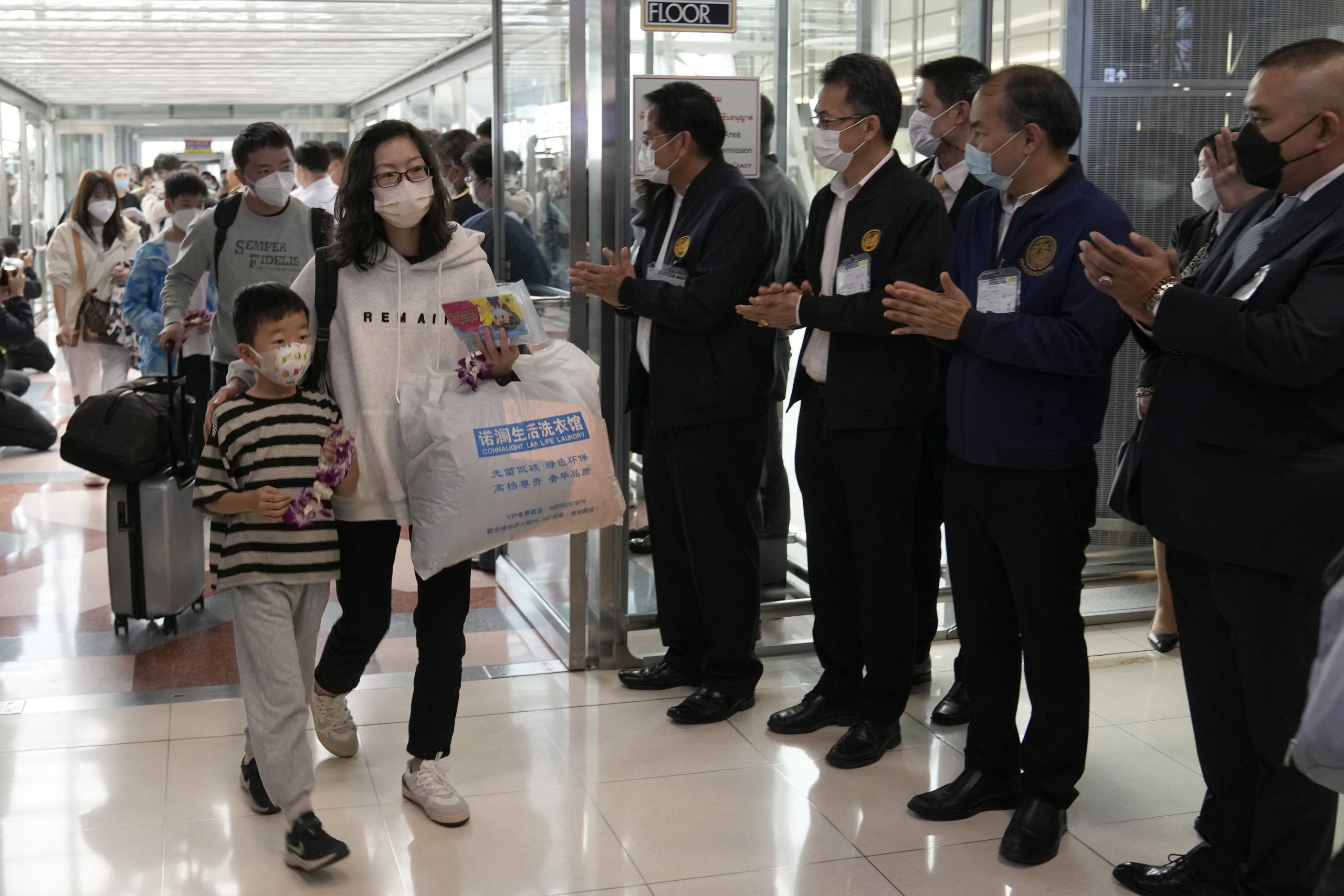 亚洲多国欢迎中游客 泰国副首相亲到机场迎接首批中国游客