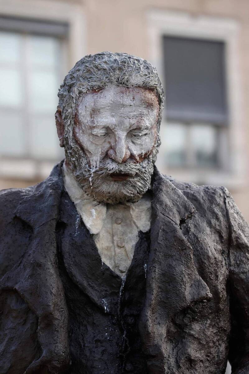 人种变了？ 法国文学巨擘雨果雕像肤色太深 抗议者怒泼白漆