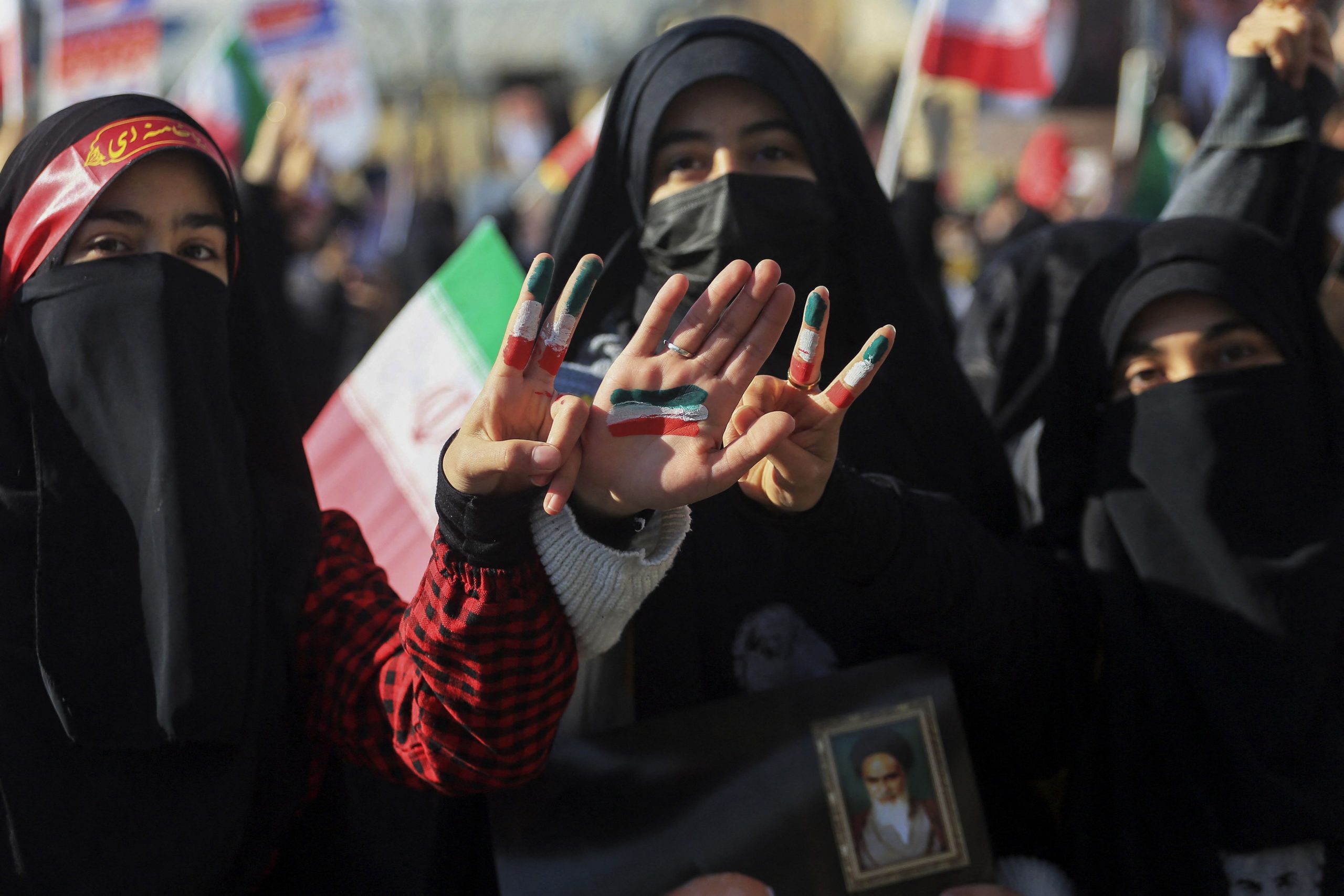 伊朗警方恢复衣著警告：女性在车内须戴头巾