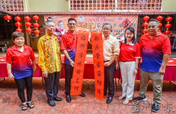 供FB／家家户户贴春联活动首次在14楼组屋举行，“玉兔迎春”送 “福”到祥楼