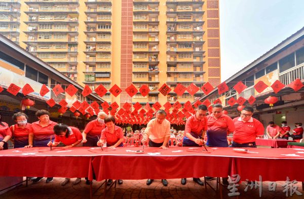 供FB／家家户户贴春联活动首次在14楼组屋举行，“玉兔迎春”送 “福”到祥楼