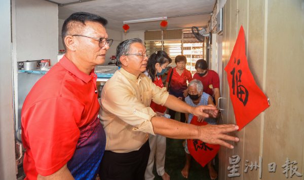 供FB／家家户户贴春联活动首次在14楼组屋举行，“玉兔迎春”送 “福”到祥楼