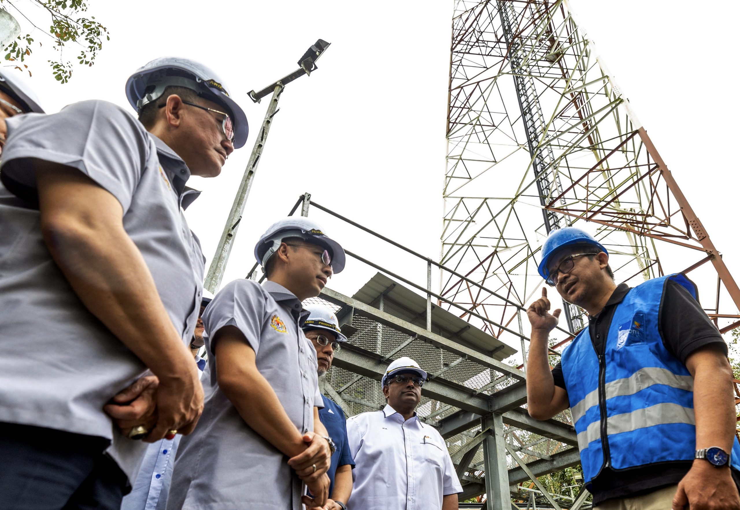 政府从2014年起提升了全国水灾地区的350座电讯塔。