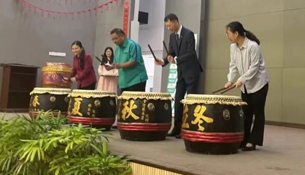 中国驻马来西亚大使馆教育参赞与彭亨大学孔子学院喜迎新春