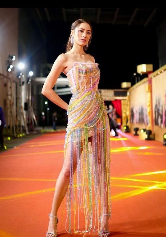 刘颖旋3万颗水晶串珠红毯战服  出自大马著名时装设计师作品