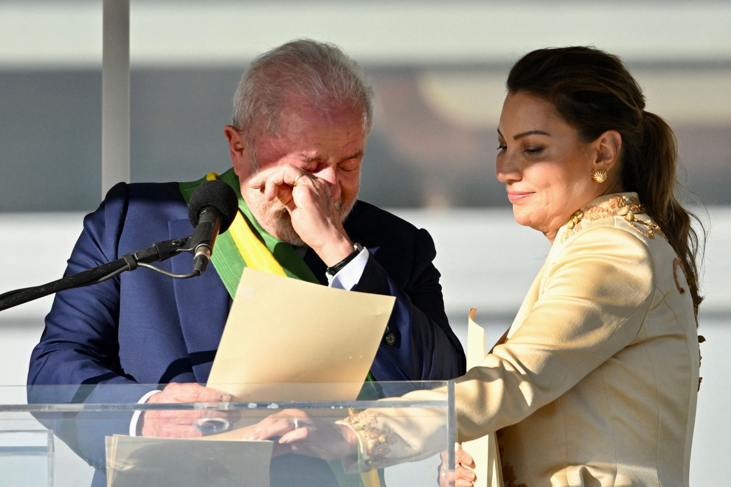 卢拉宣誓就任巴西总统　承诺重建国家  