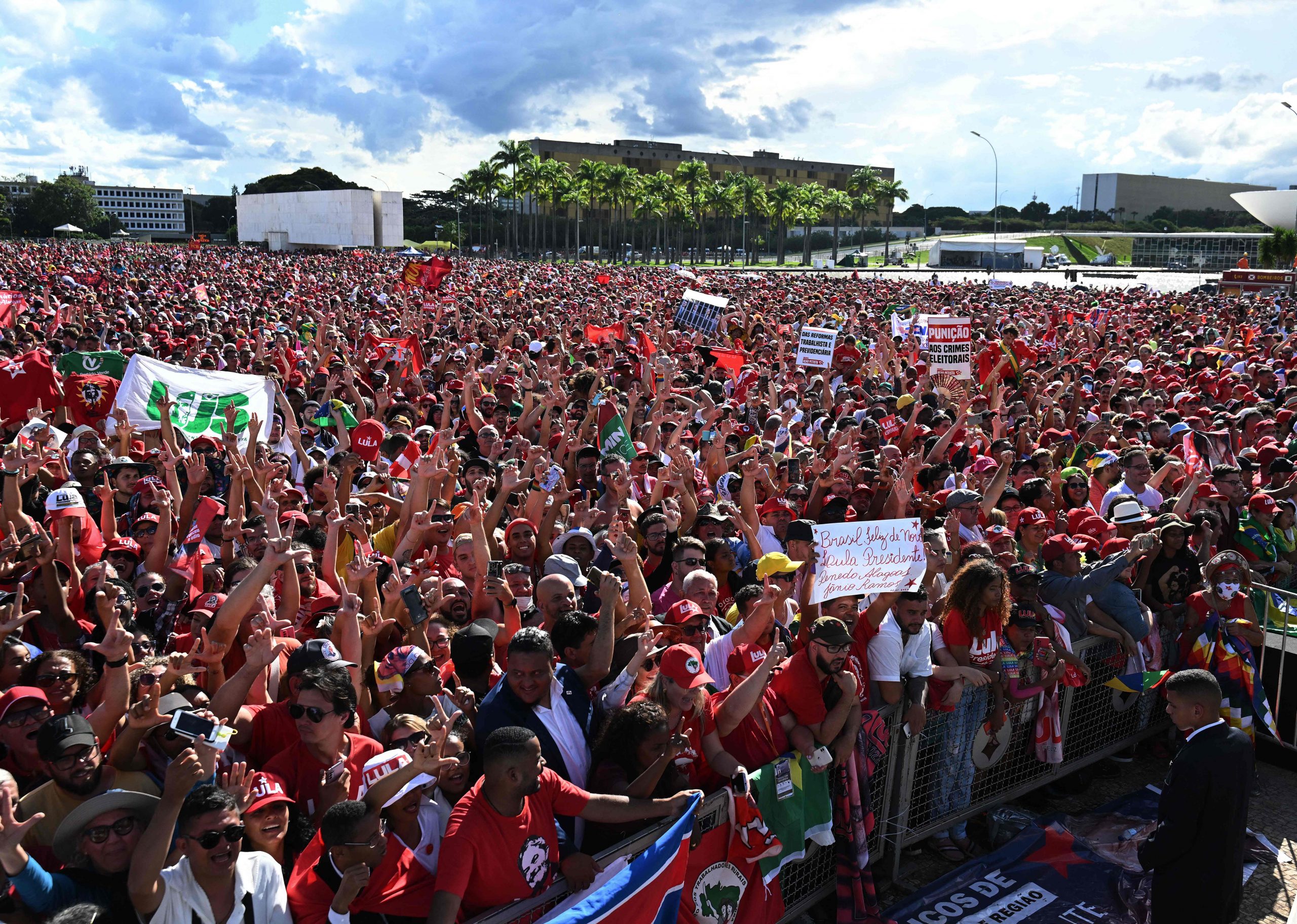 卢拉宣誓就任巴西总统　承诺重建国家  