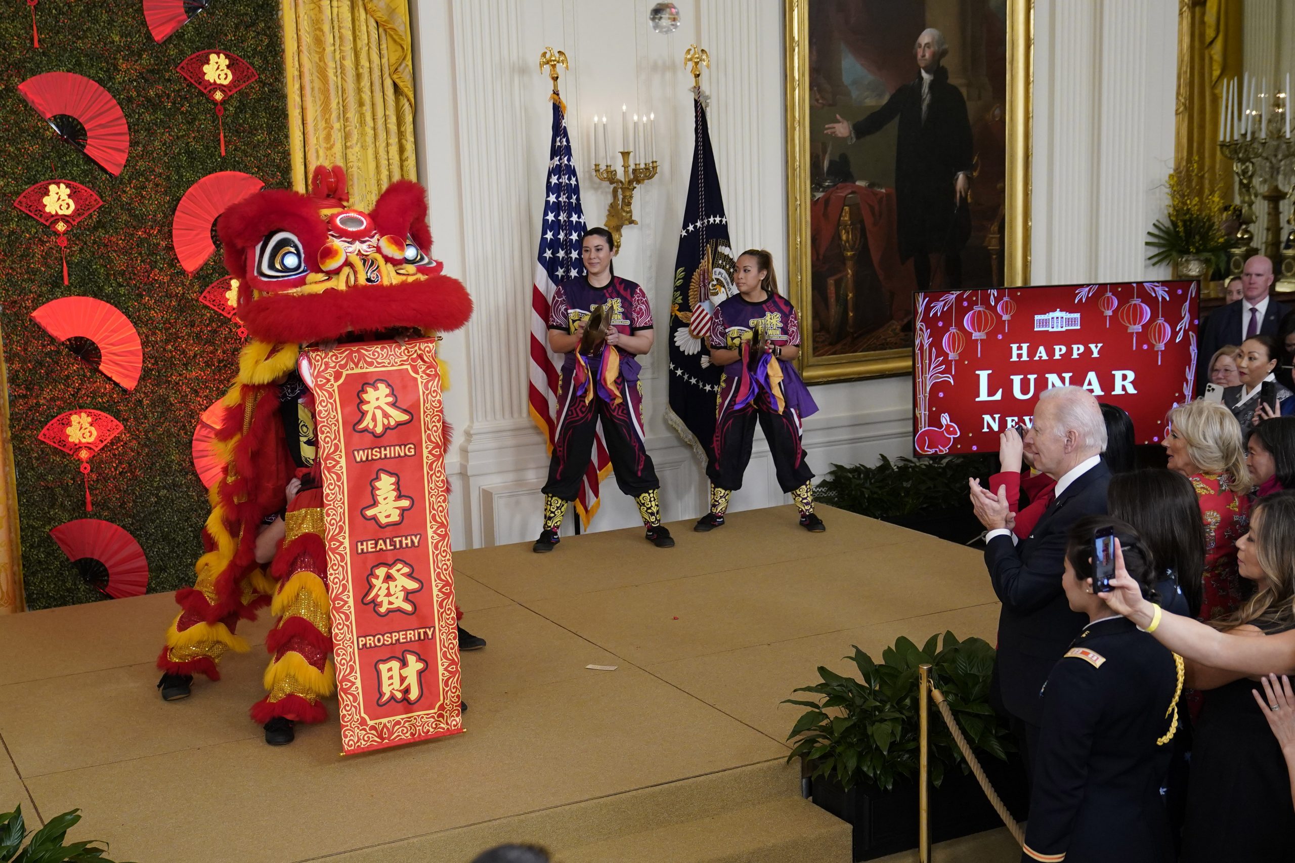 史上首次 白宫欢庆春节 拜登红领带 第一夫人著红色刺绣洋装