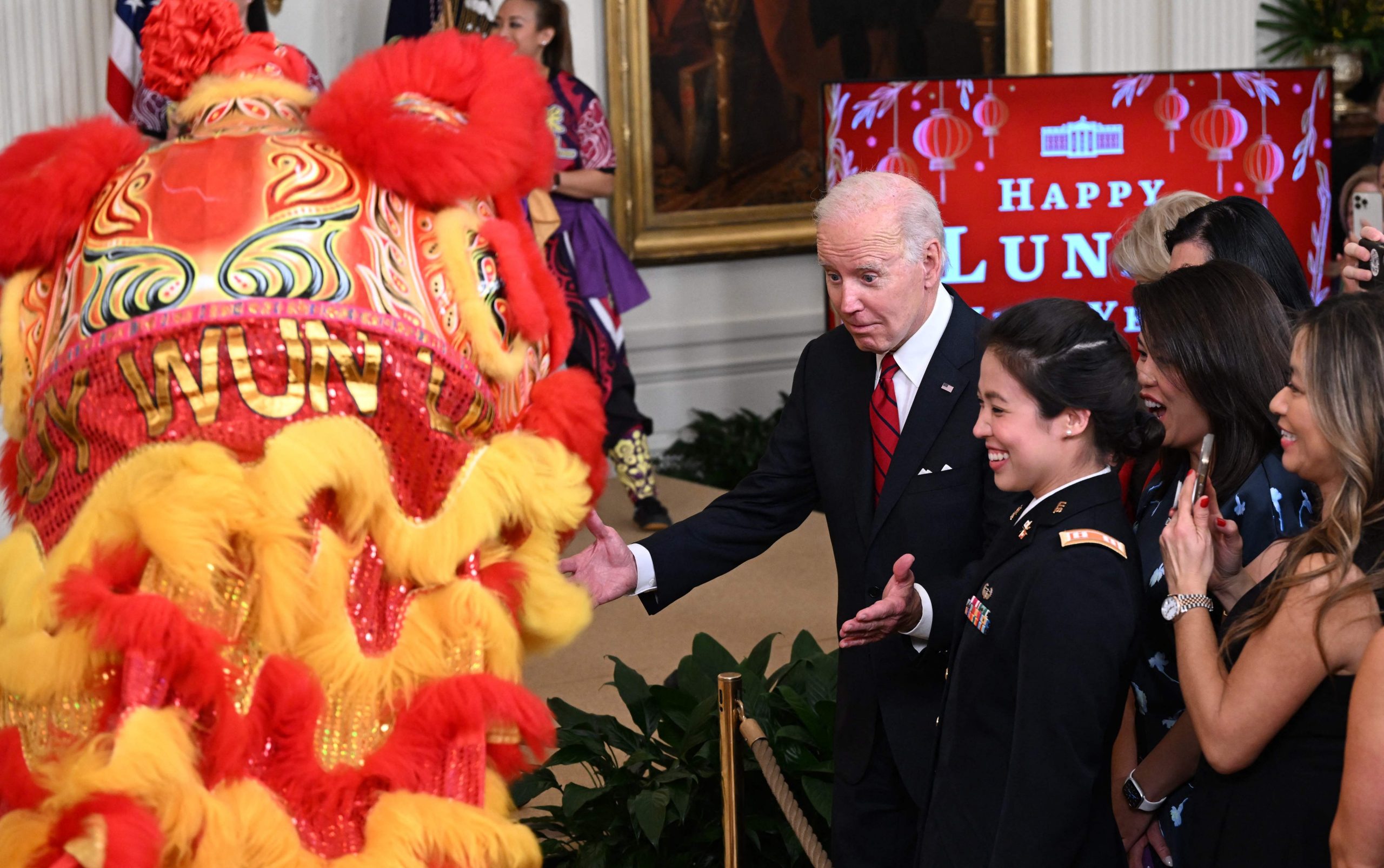 史上首次 白宫欢庆春节 拜登红领带 第一夫人著红色刺绣洋装
