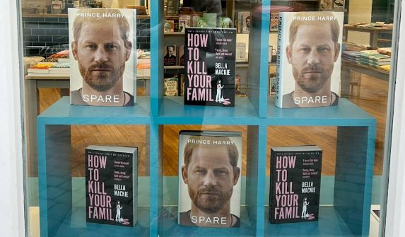 哈里王子回忆录与《如何杀死你家人》放一起　英国书店另类宣传掀热议