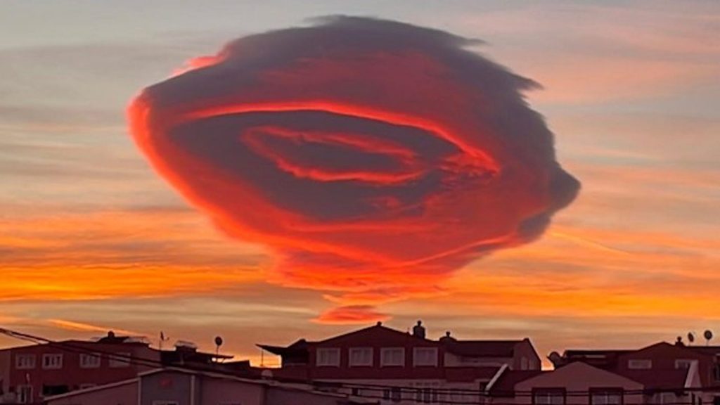 土耳其天空惊现“鲍鱼漩涡” 诡异漂浮1小时惹恐慌：外星人吗？