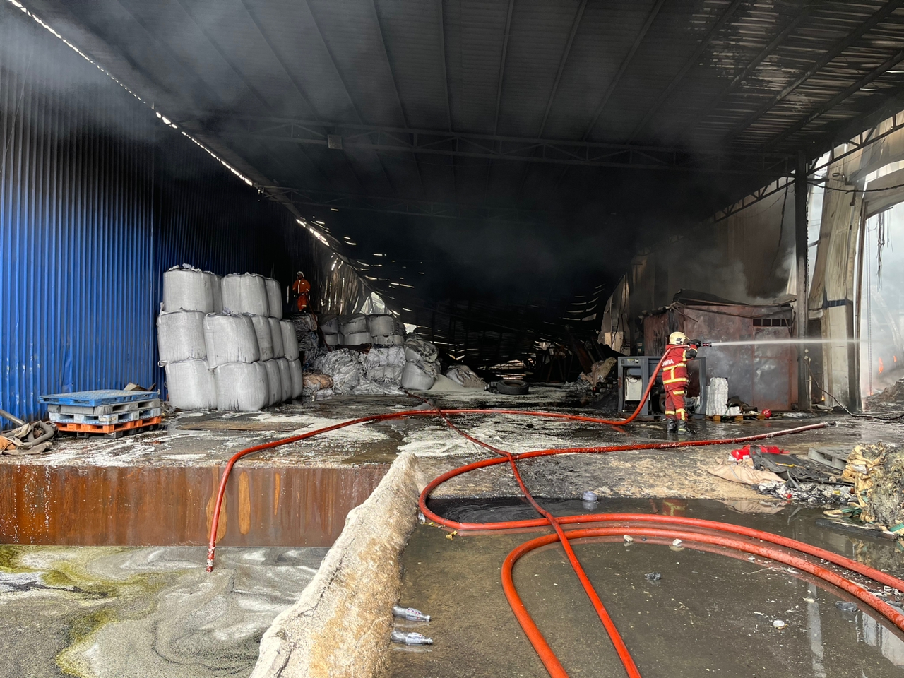 塑料工业厂起火·无人命伤亡