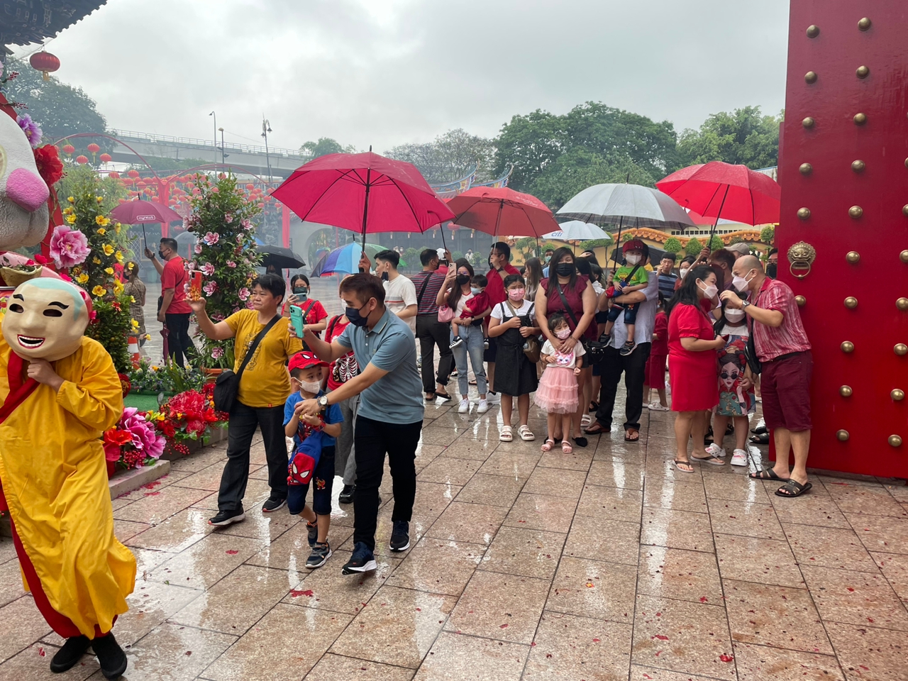 大都会/新春飘雨无阻善信涌入，观音亭两天上万人潮！