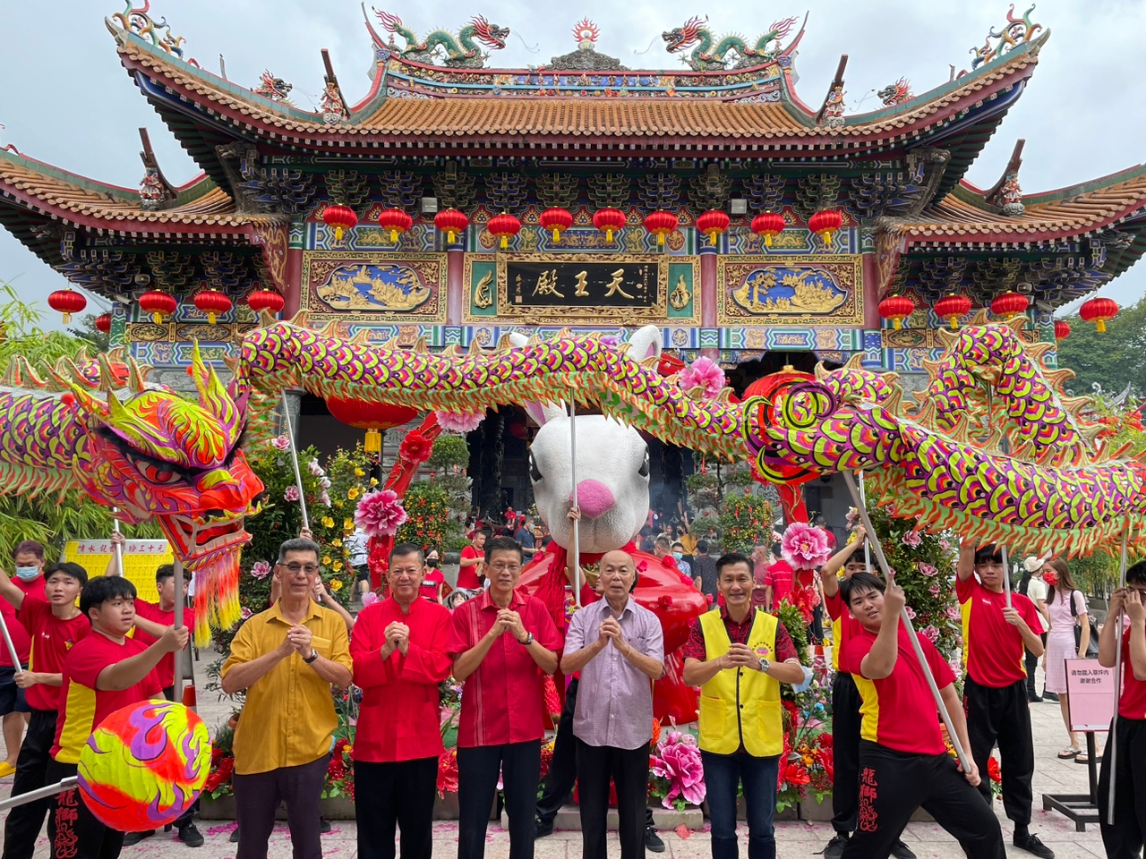 大都会/新春飘雨无阻善信涌入，观音亭两天上万人潮！