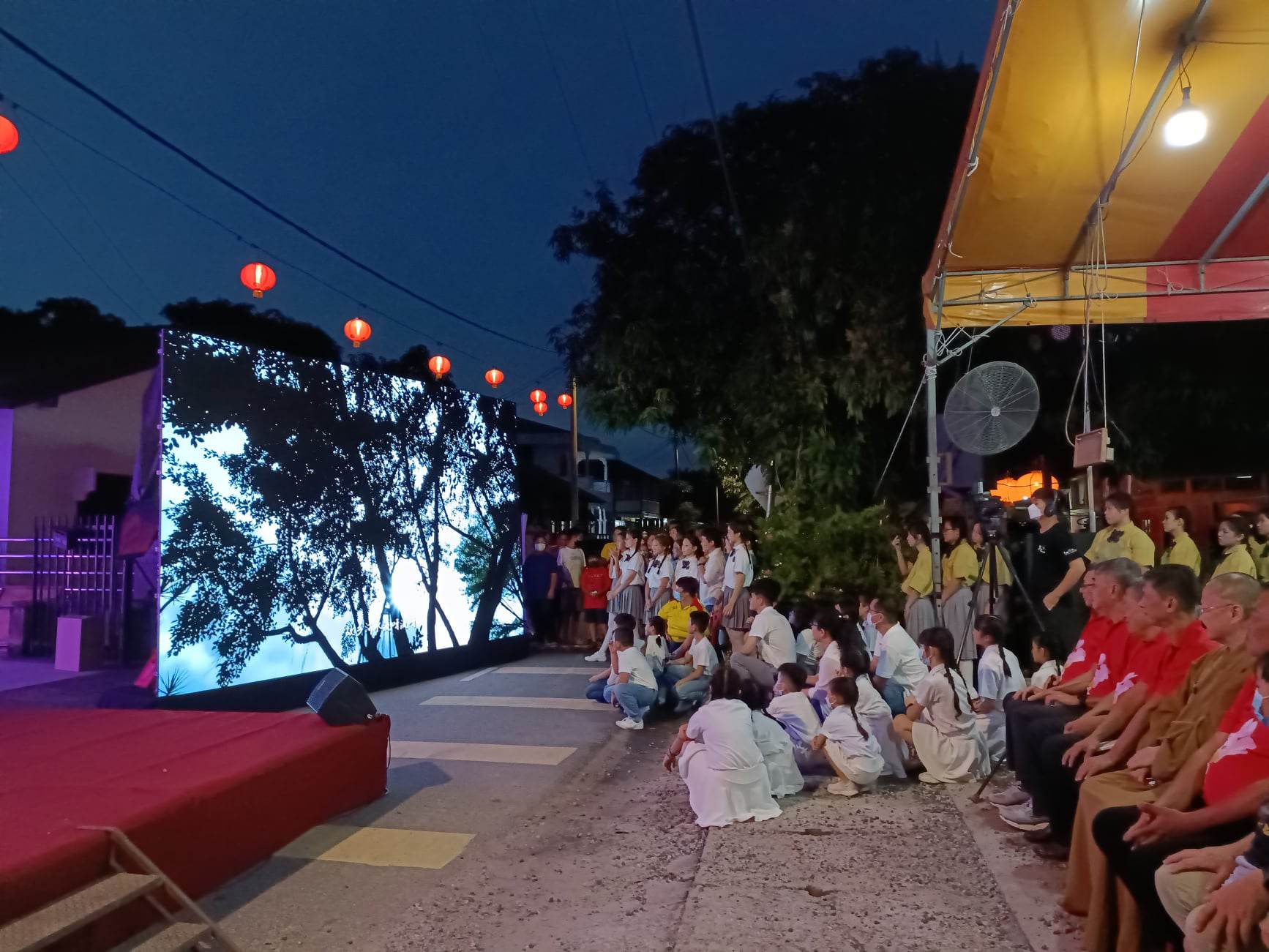 大都会：仁嘉隆幸福村拱门亮灯／10图