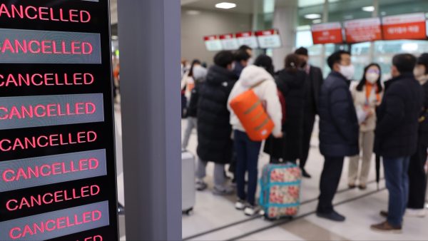 大雪停了济州机场恢复运作 数万旅客抢光机票