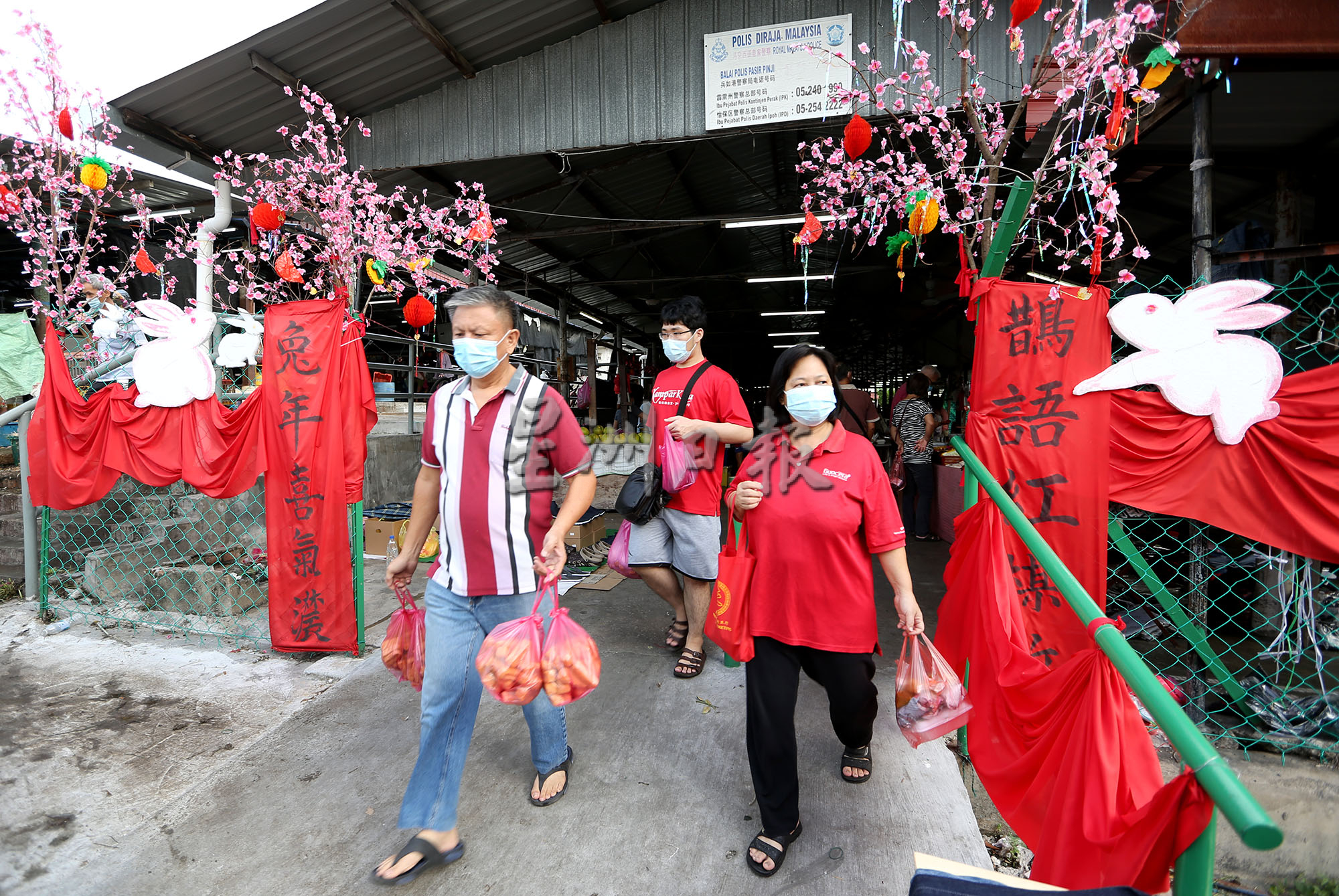 大霹雳焦点／游子返乡帮办年货父母欣喜 巴刹人潮多现温情聚年味