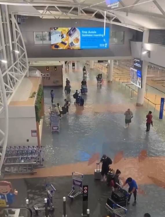 奥克兰创纪录暴雨袭击至少3死 机场淹水千名旅客受困