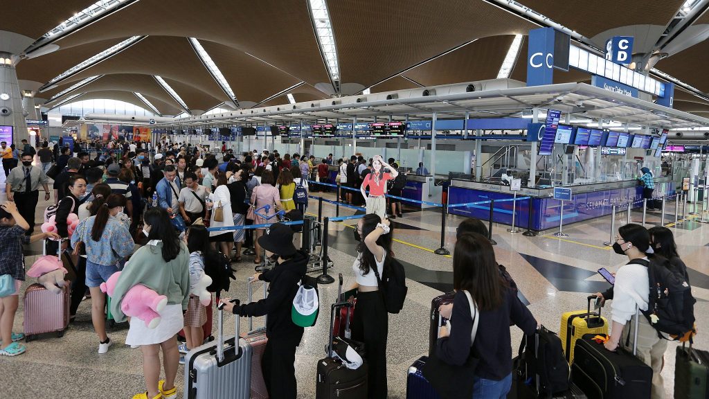 中国国门重开   京沪机场人挤人