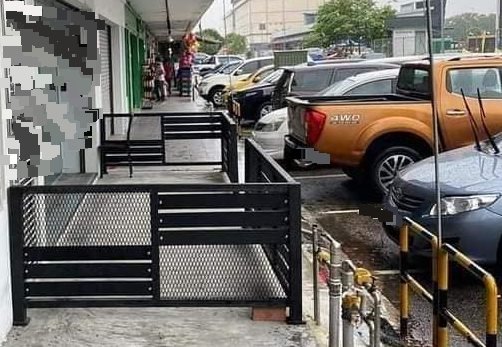 **已签发**柔：商家店外五脚基设围栏，巴西古当市长：今早已拆除