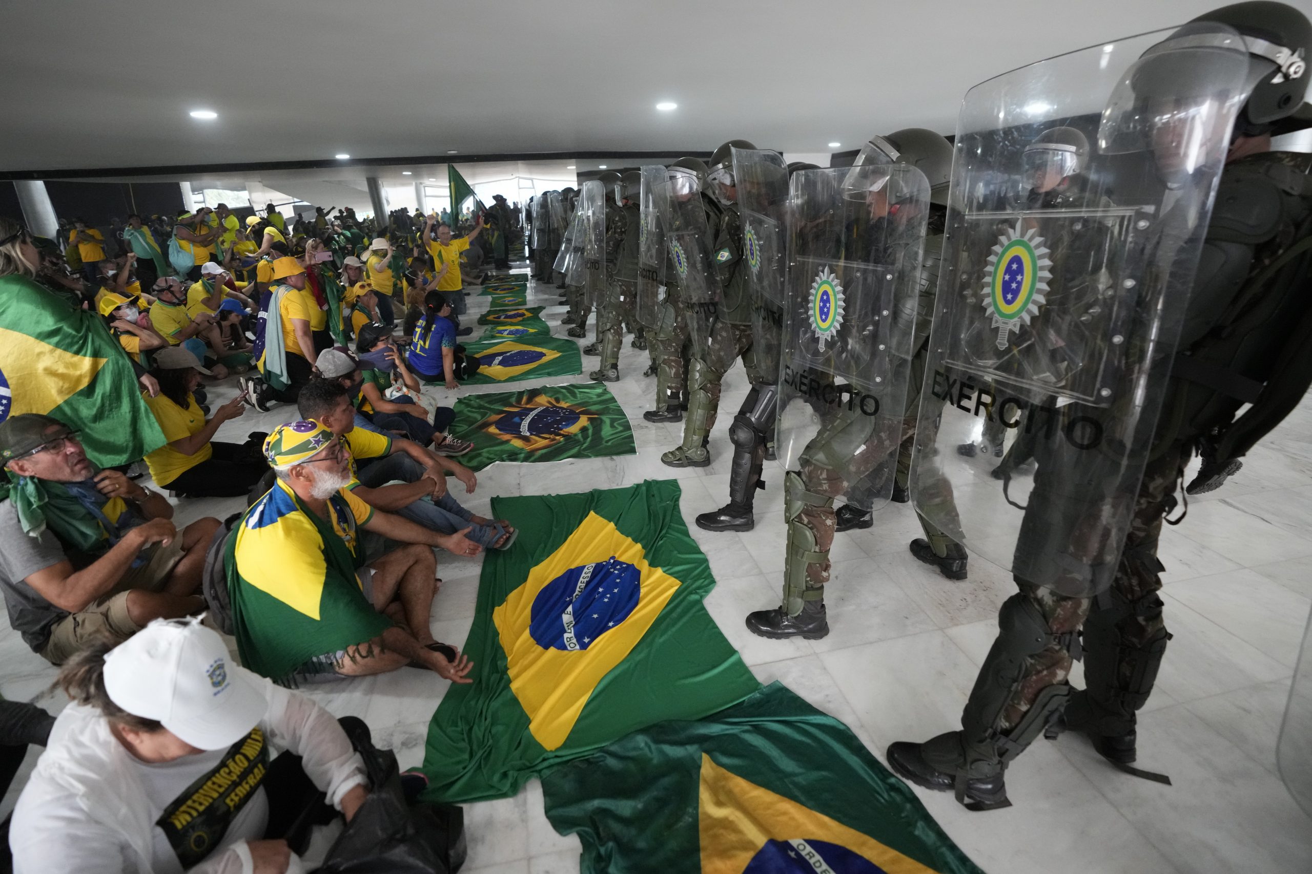 巴西前总统支持者冲击国会法院总统府事件落幕　约170人被捕   