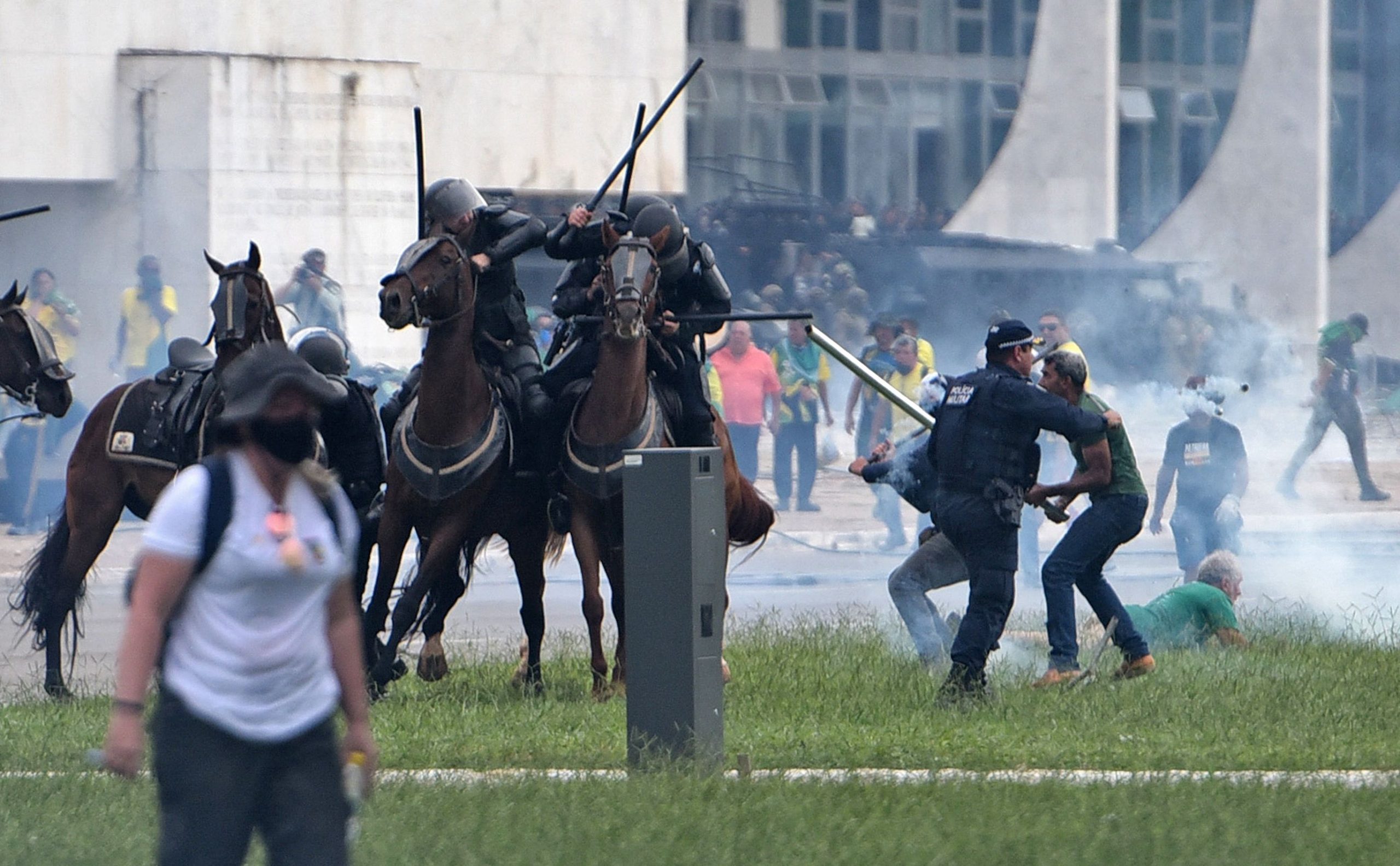 巴西前总统支持者冲击国会法院总统府事件落幕　约170人被捕   
