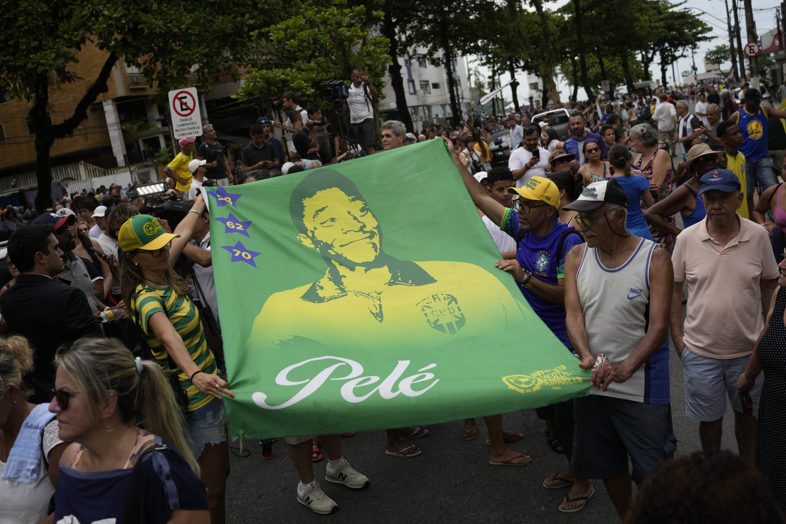 巴西球王比利将安葬　23万人排队瞻仰遗容道别