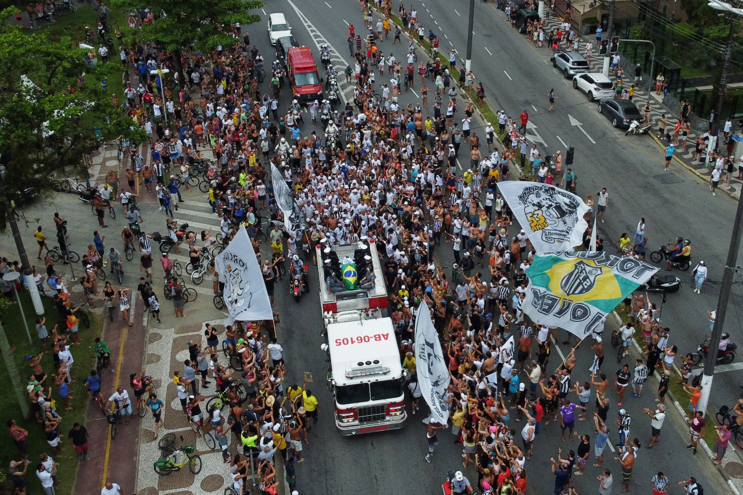 巴西球王比利将安葬　23万人排队瞻仰遗容道别
