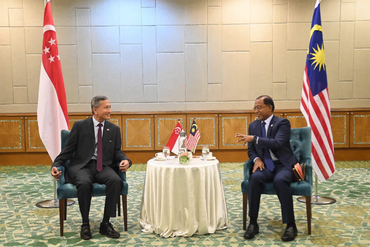 我国与新加坡两国外交部长会面