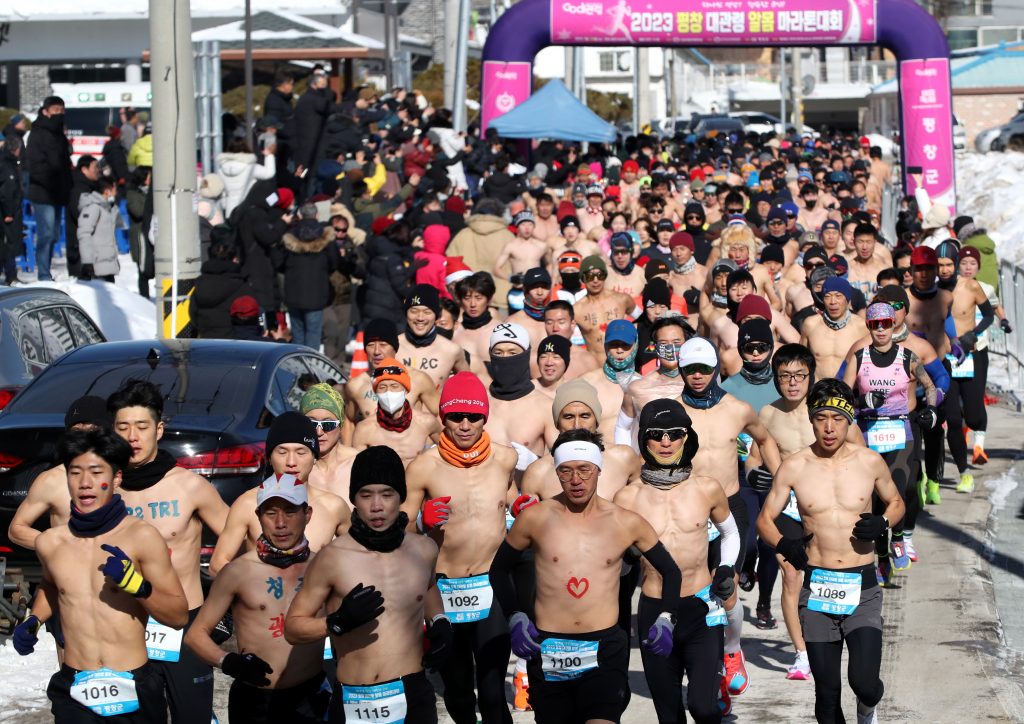 不畏零下11度低温！韩国半裸马拉松睽违3年再办 逾500人共襄盛举