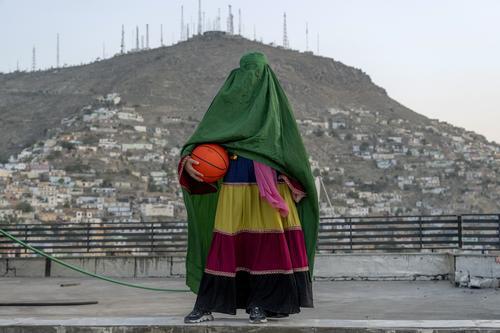 拼图//阿富汗女性罩袍下踢球打拳
