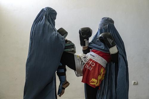 拼图//阿富汗女性罩袍下踢球打拳