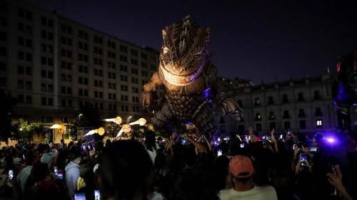 智利 “蜥蜴”夜游为艺术节造势  怪兽入侵地球？