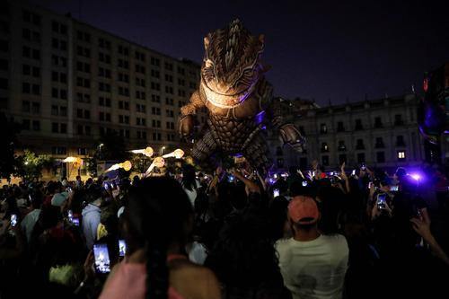 拼盘  2图   充气恐龙“蜥蜴”亮相智利节日夜间游行