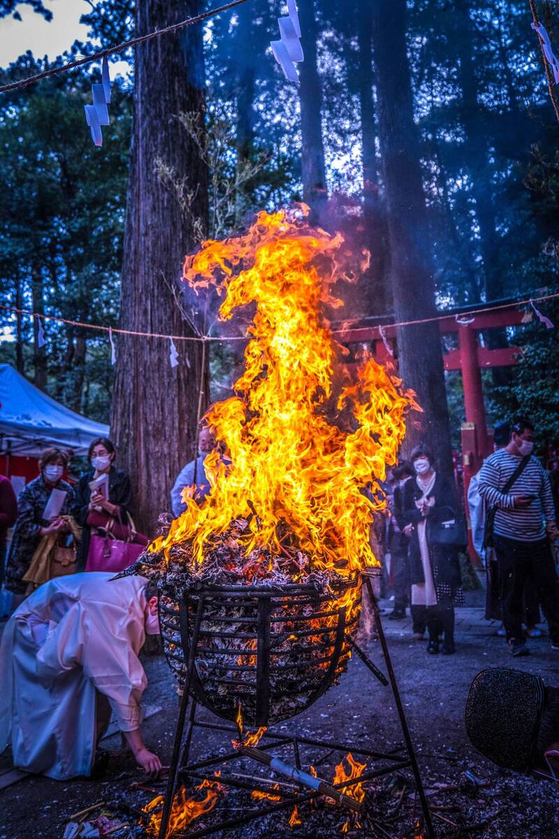 拼盘／日本神社焚火仪式出现“奇景” 网惊呼︰炎龙降临！