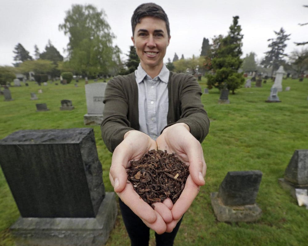 拼盘／纽约州长签法　批准“人类堆肥”殡葬