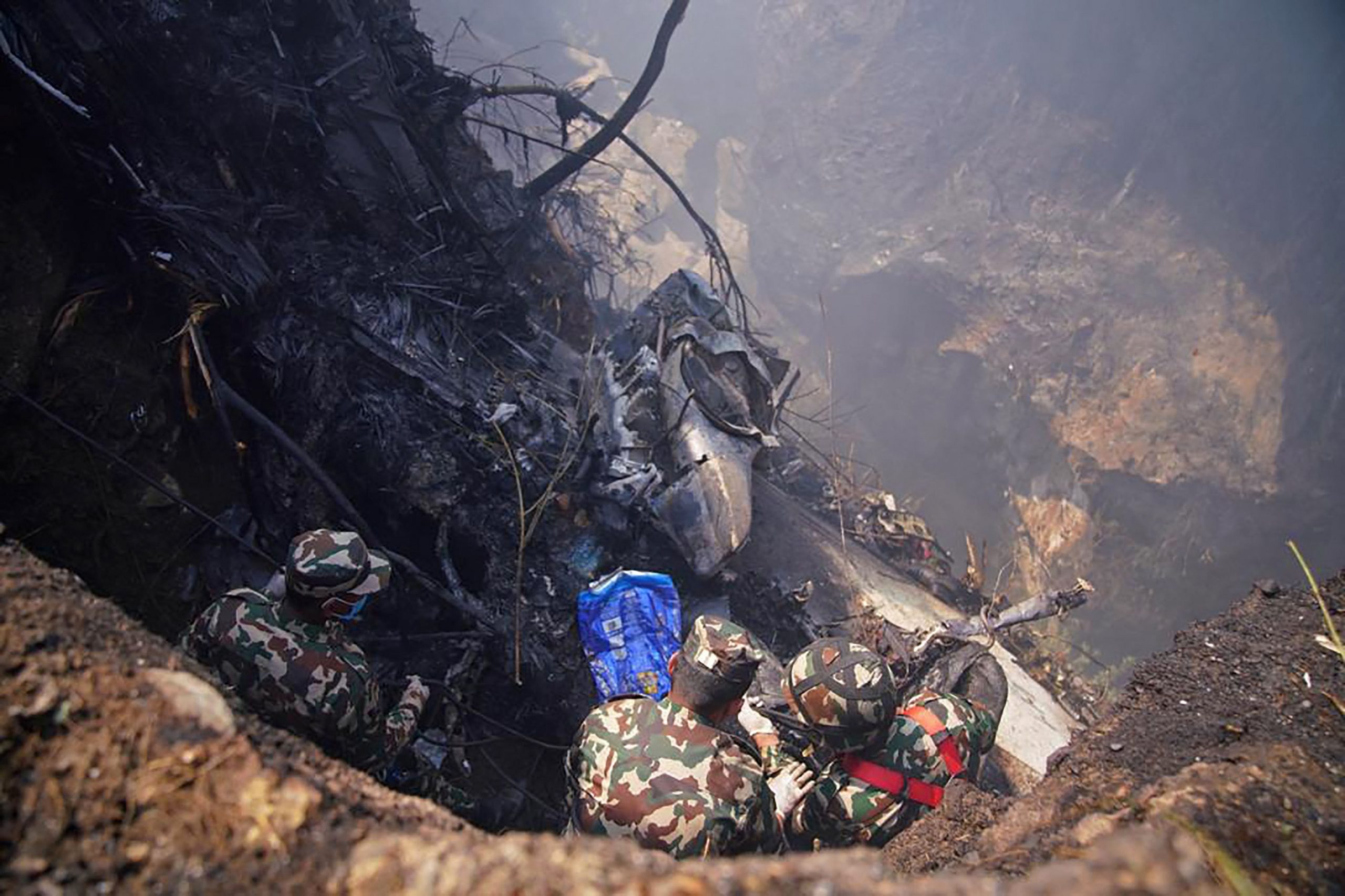 换文)封面副文∕尼泊尔载72人客机坠毁 寻获数生还者 机上有外国人