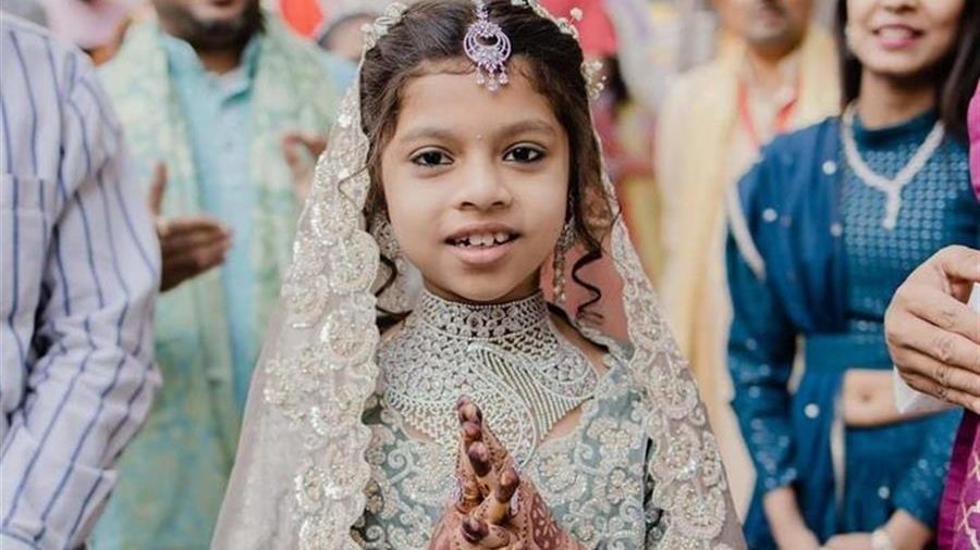 放弃2亿多财富 印度8岁女孩选择出家修行